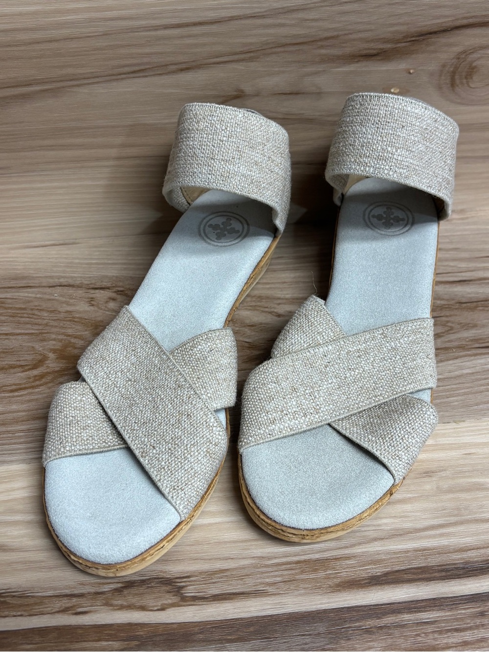 Charleston Shoe Company Peachtree style sandals featuring elastic straps size 8.